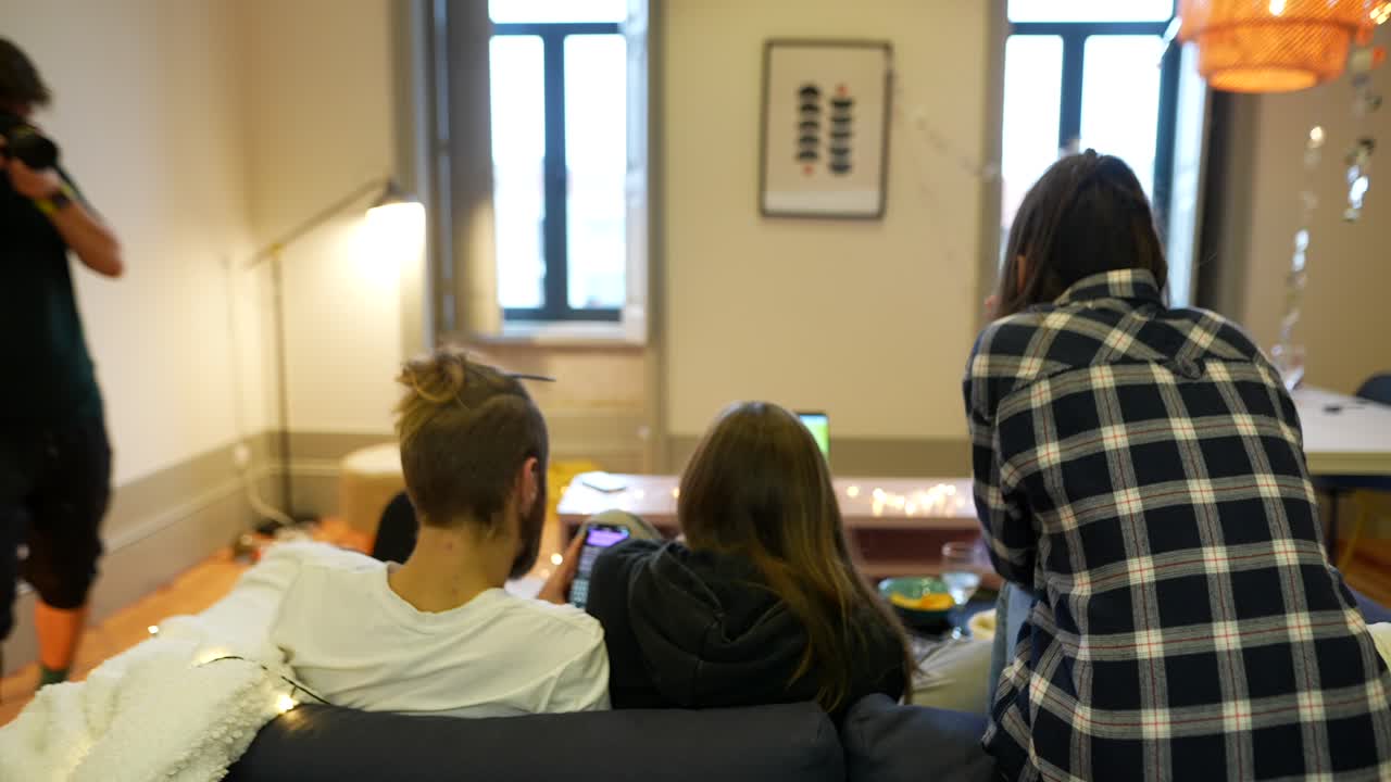 친구 들 이 집 에서 사교적 인 모임 을 즐기고 있다