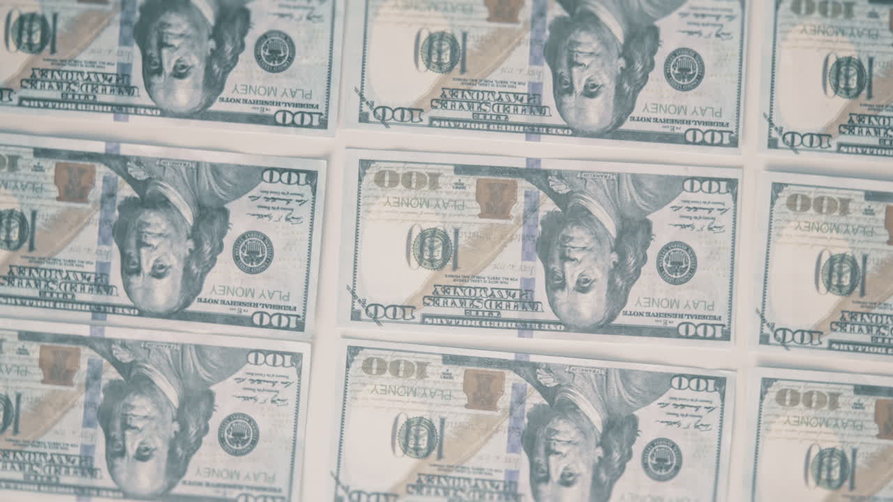 dólares estadounidenses en efectivo y dinero por encima con billetes