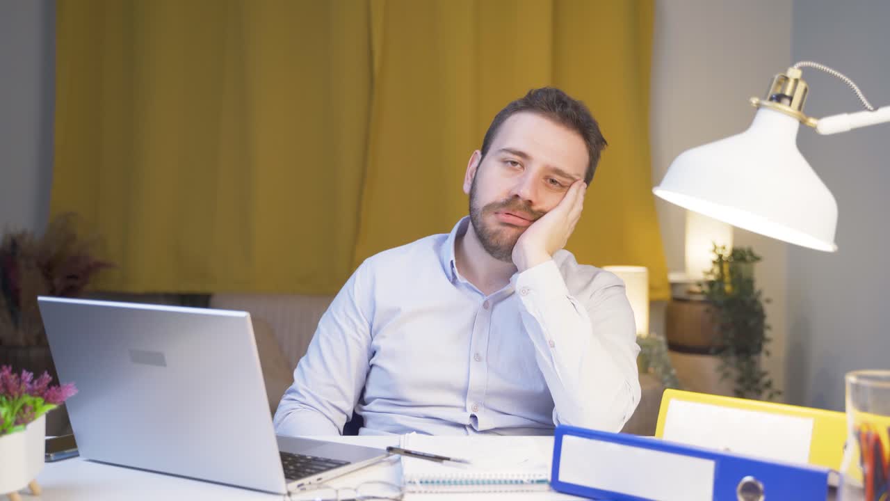 홈 오피스 직원 남자가 카메라에 짜증이 났어요.