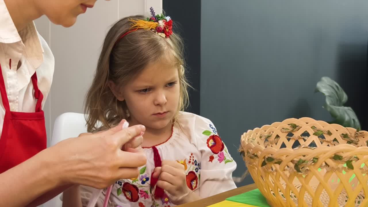 Madre e figlia che creano un cestino insieme