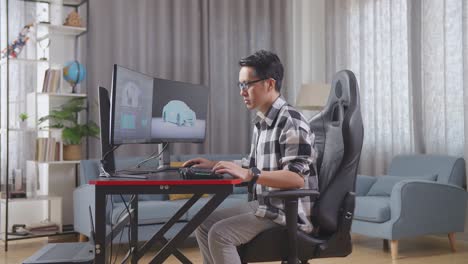 hombre trabajando en software de diseño de automóviles
