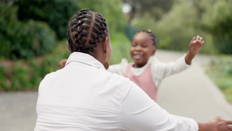 Niña-Negra,-Abrazo-Y-Madre-Con-Amor-En-El-Parque