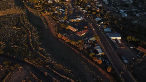 Langsames-Schwenken-Aus-Der-Luft-In-4K,-Das-Die-Kleine-Stadt-Von-Superior-Arizona-Und-Die-Wunderschönen-Berge-Zur-Goldenen-Stunde-An-Einem-Warmen-Abend-Enthüllt