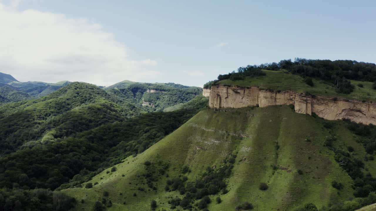 paisaje montañoso con acantilados y bosques