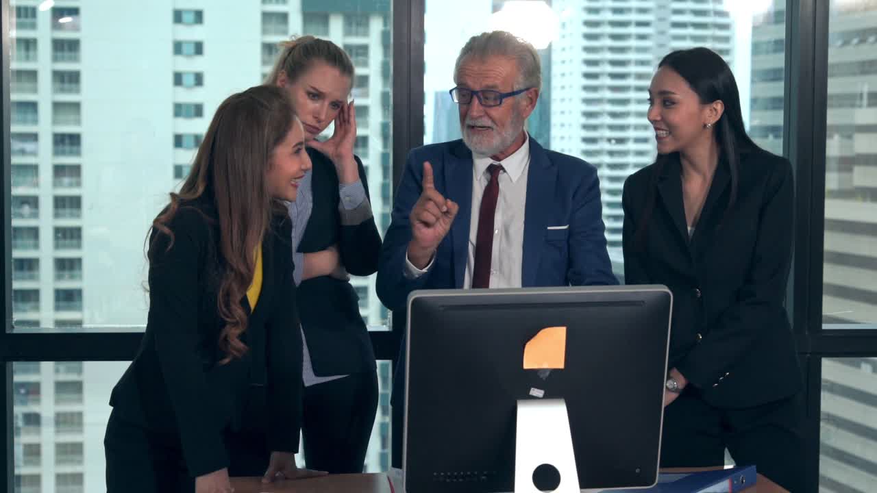 Professionisti in una riunione di gruppo