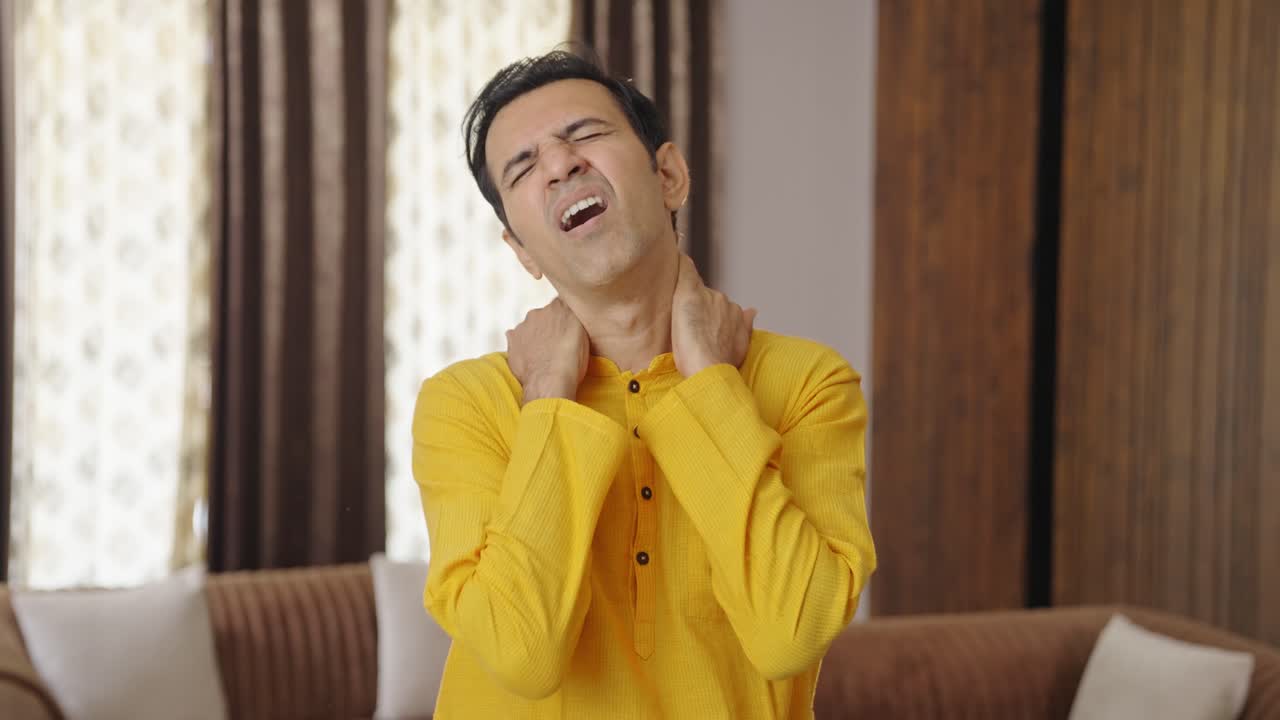 hombre indio que sufre de un fuerte dolor de cuello