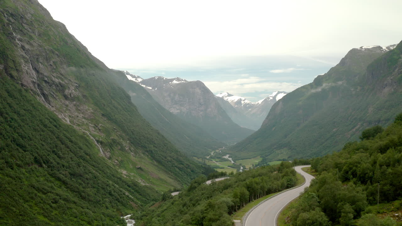 carretera en zigzag rv15 cerca de la ciudad de stryn con vistas a la cordillera en noruega