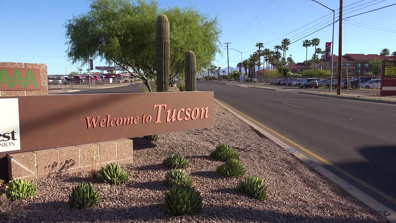 투손 애리조나 방문객을 환영하는 길가 표지판