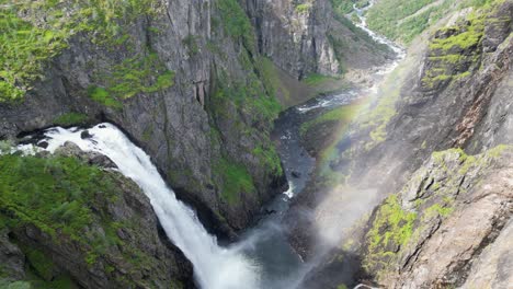 Cascada-De-Voringfossen-En-Noruega---Hermoso-Paisaje-Natural-En-Eidfjord,-Vestland---Inclinándose-Hacia-Abajo