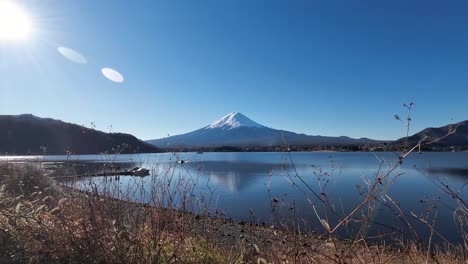 mt fuji día despejado y soleado con reflejo en el lago que muestra el reflejo del monte fuji, o montaña de nieve en japón