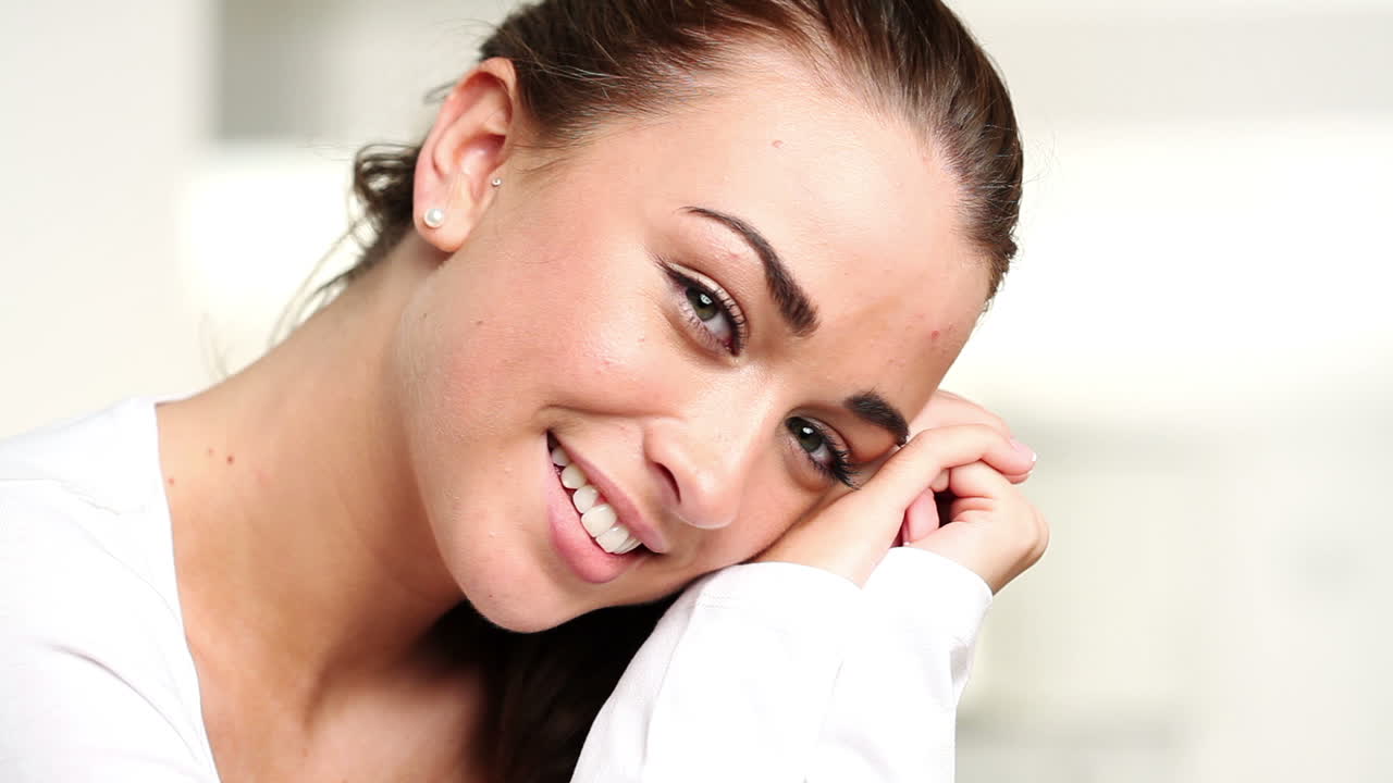 Ritratto di giovane donna attraente e sorridente, ragazza carina
