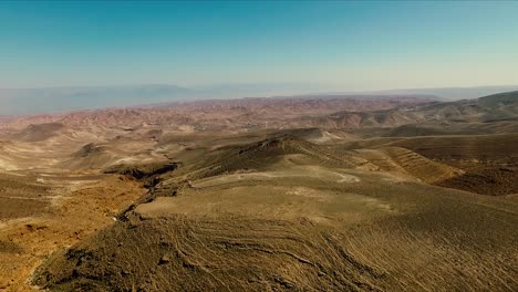 Vista-Aérea-Sobre-El-Desierto-De-Judea-Israel-Con-Cielo-Azul