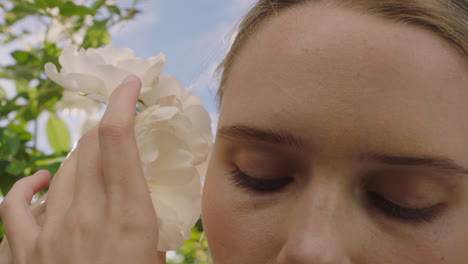 Nahaufnahme-Einer-Schönen-Frau,-Die-Im-Rosengarten-Blühende-Rosen-Riecht-Und-Den-Natürlichen-Duft-Genießt