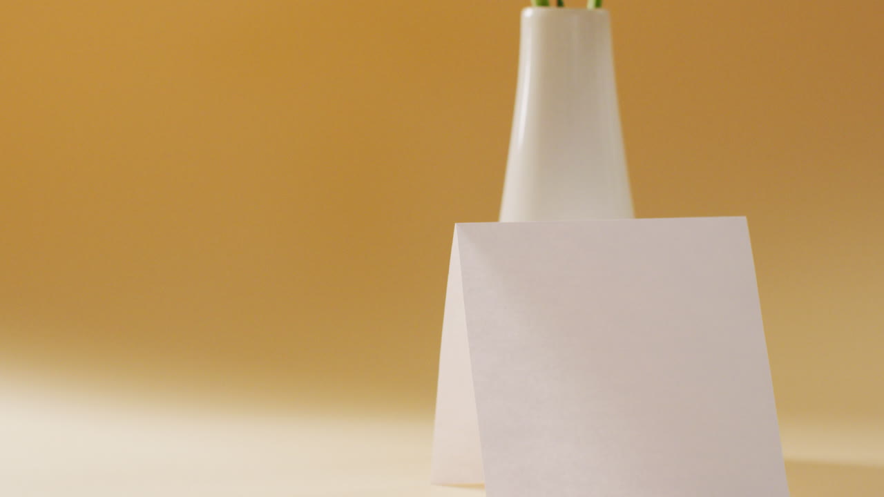 노란색 배경에 복사 공간이 있는 꽃병과 카드에 있는  ⁇  꽃의 비디오