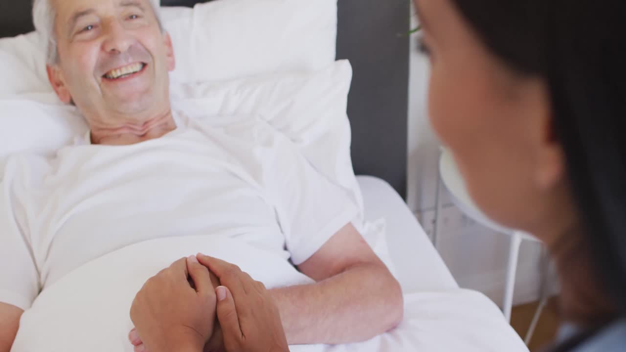 animación de una doctora biracial que cuida a un hombre mayor caucásico