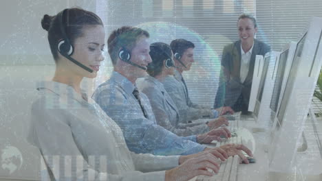 animazione della rete di connessioni e globo su persone d'affari che utilizzano cuffie telefoniche