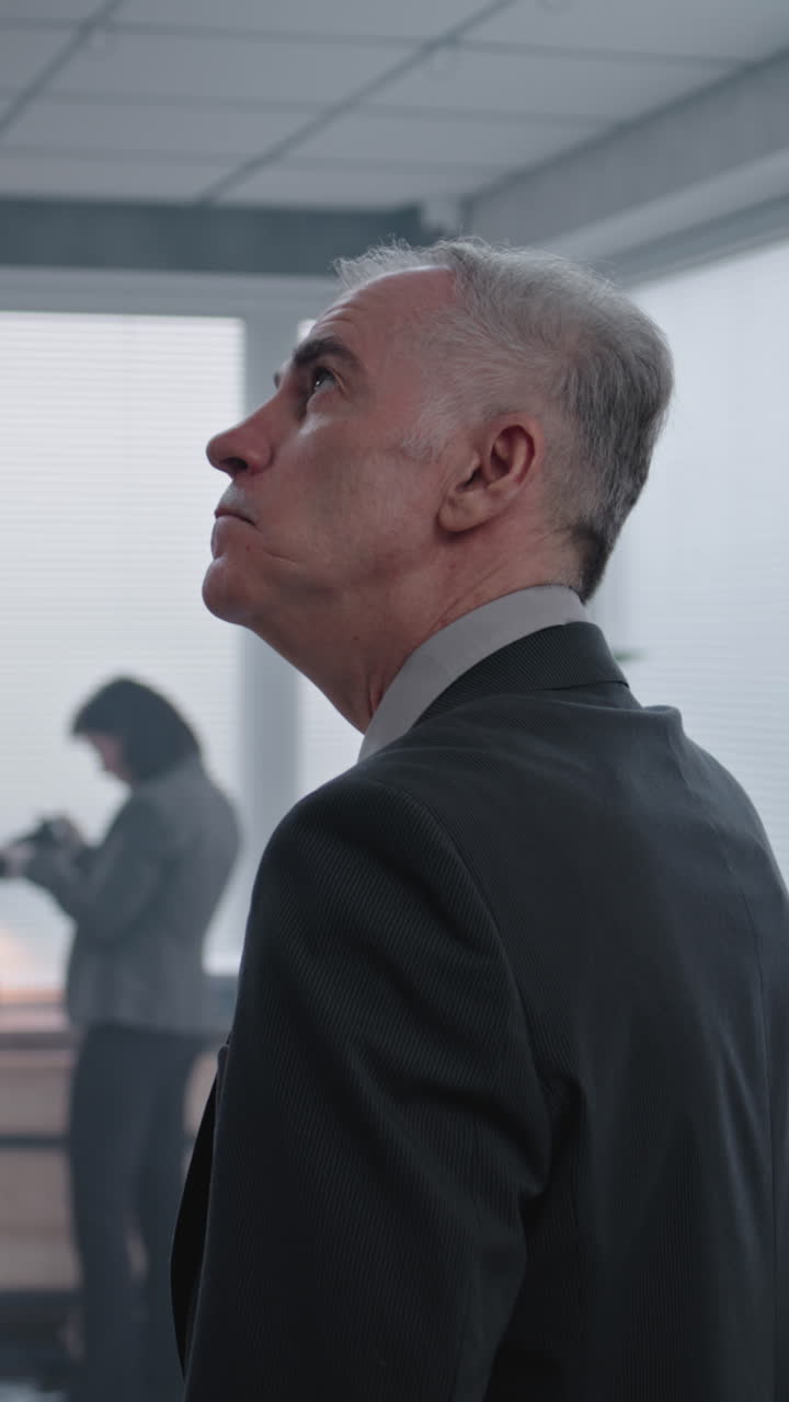 hombre de negocios mirando hacia arriba en la oficina