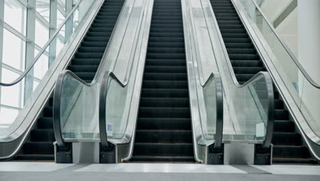 에스컬레이터 이동, 기계 및 비어있는 공항