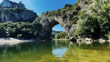 Leute,-Die-Auf-Dem-Berühmten-Fluss-Vor-Den-Klippen-Von-Vallon-Pont-D&#39;Arc-In-Der-Ardeche-Kajak-Fahren