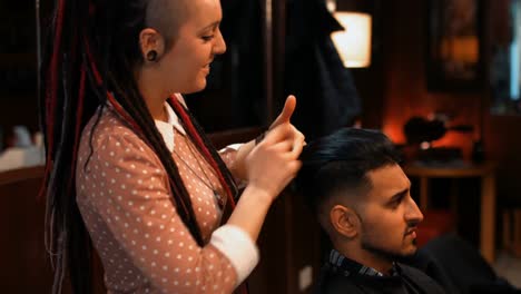 un homme attrayant au salon de coiffure