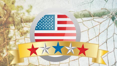 Animación-De-Estrellas-En-Una-Pancarta-Dorada-Con-Bandera-Estadounidense,-Sobre-Un-Soldado-Masculino-Subiendo-Un-Curso-De-Asalto