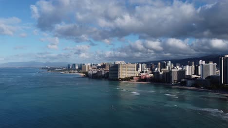 toma cinematográfica de drones de 4k de la playa de waikiki y la costa de oahu desde lo alto del océano después del amanecer