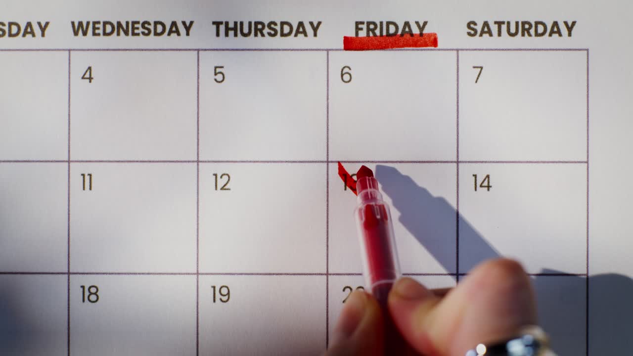 marcando una fecha en un calendario