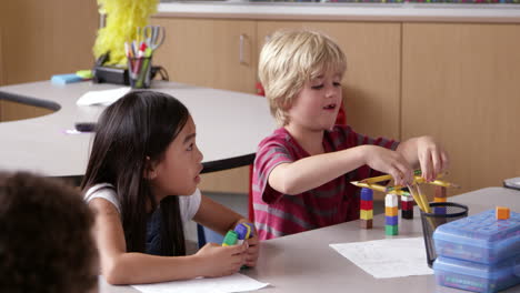 Dos-Niños-Pequeños-Usan-Bloques-En-Clase,-Primer-Plano,-Filmado-Con-R3d