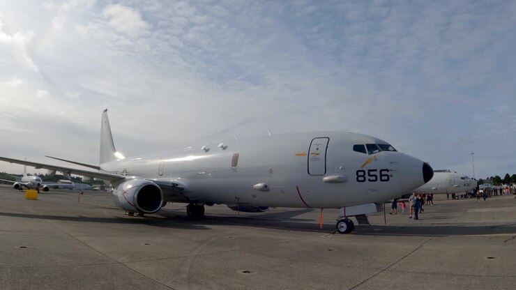 Jet cargo sulla pista della Marina degli Stati Uniti, pronto per il dispiegamento