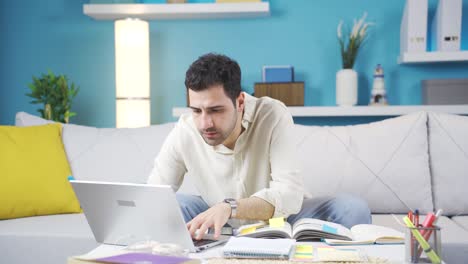 Junger-Mann,-Der-Am-Laptop-Arbeitet,-Scheitert.