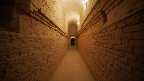 viejo sótano subterráneo o un armario en un edificio antiguo. un viejo pasaje subterránea con muchas puertas en la vieja mansión. un corredor sombrío o un túnel con paredes de piedra
