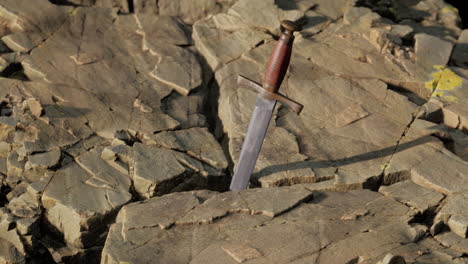 la espada excalibur en la piedra rocosa al atardecer