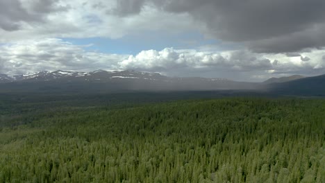 Lluvia-Y-Montañas-Que-Se-Elevan-Sobre-Bosques-Frondosos