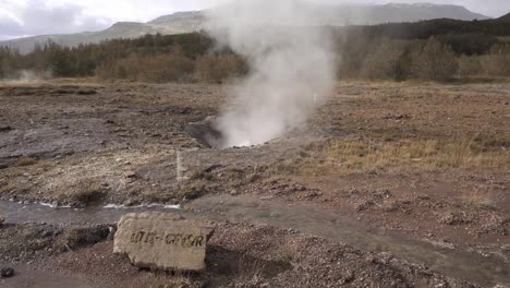 Aguas-Termales-En-Terreno-Montañoso