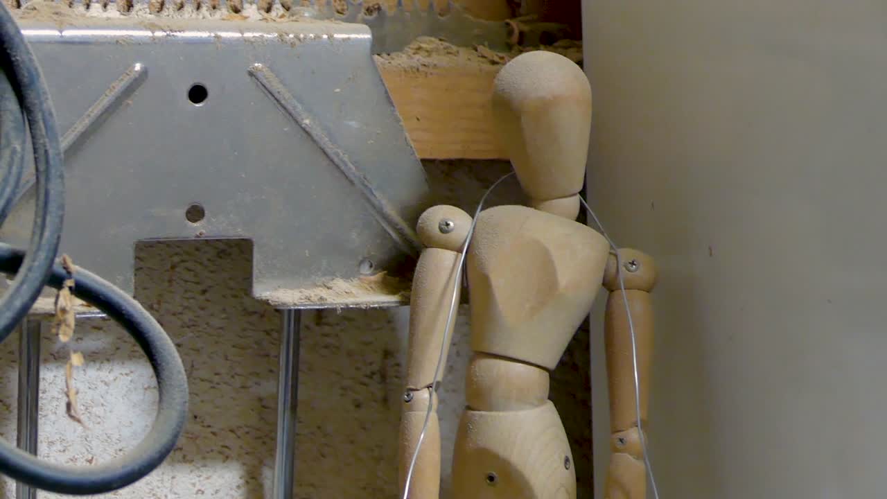 escultor italiano en su taller trabajando en una estatua de madera de olivo