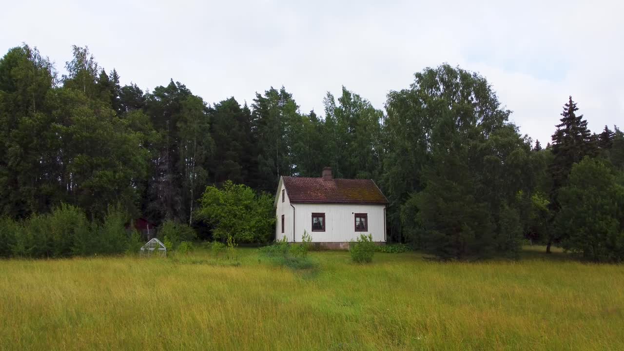 Forlatt hus i utkanten av jordet.
