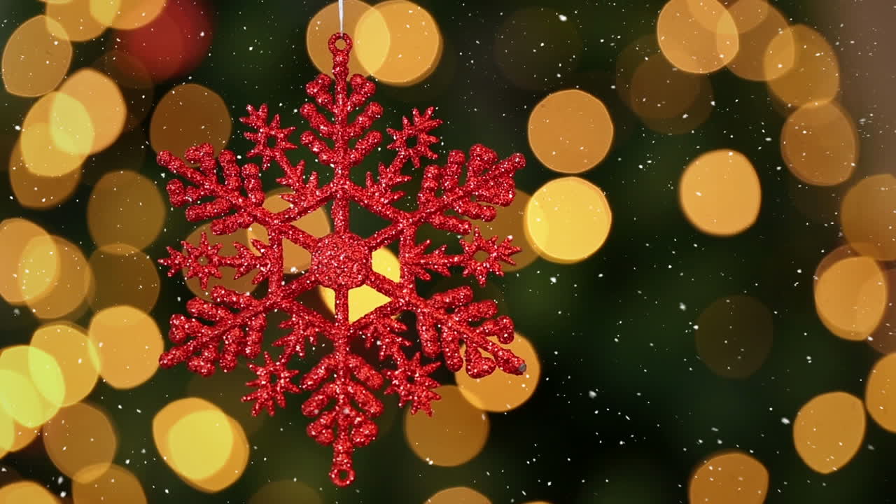 composición de video con nieve cayendo sobre video borroso de luces de árbol de navidad y copos de nieve