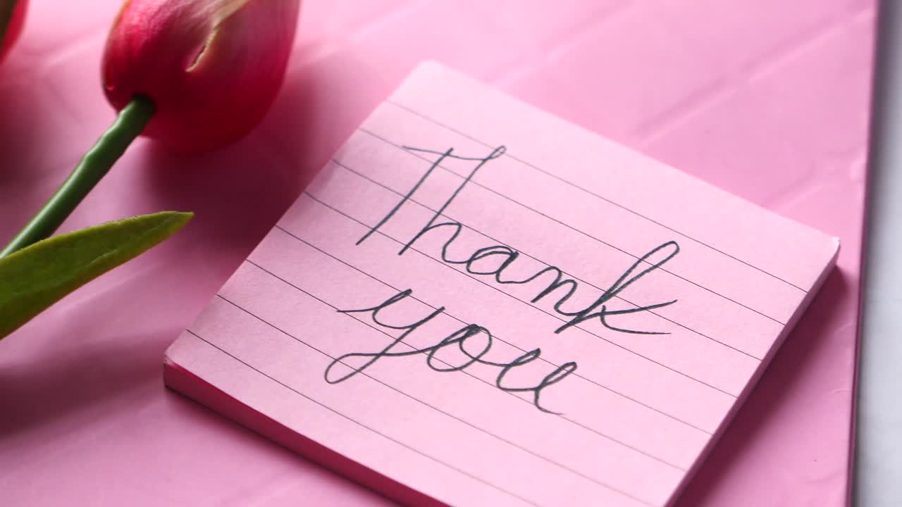 una nota de agradecimiento con tulipanes.