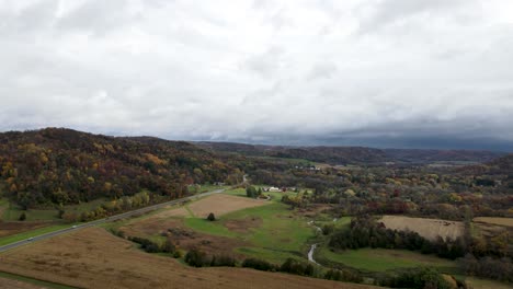 Blick-In-Das-Grüne-Tal-Mit-Wäldern-Und-Fluss