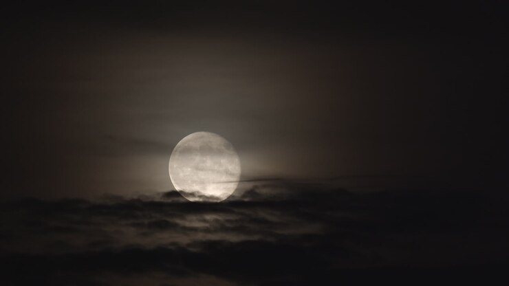 Lua no céu noturno