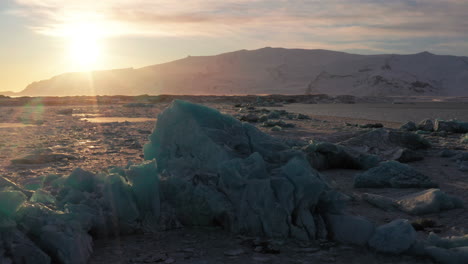 Primer-Plano-De-Pequeños-Icebergs-Que-Yacen-En-El-Glaciar-Jökulsárlón-Durante-El-Hermoso-Amanecer-En-La-Mañana---Islandia,-Europa---Toma-Panorámica