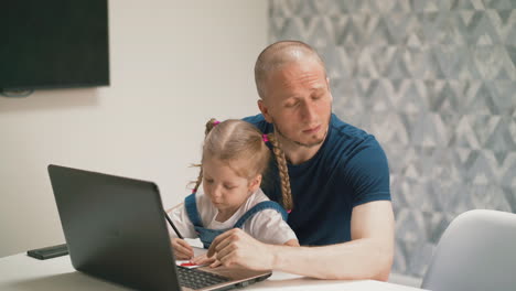 La-Pequeña-Hija-Se-Sienta-En-El-Regazo-De-Su-Padre