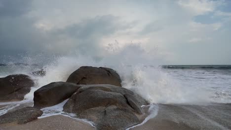 las olas de koh samui se estrellan contra las rocas de granito, tailandia