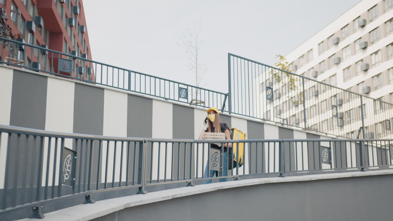 persona de entrega de alimentos en el entorno urbano