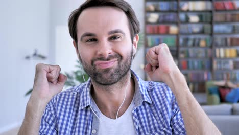 hombre de barba casual escuchando música con auriculares y bailando con alegría,4k, de alta calidad