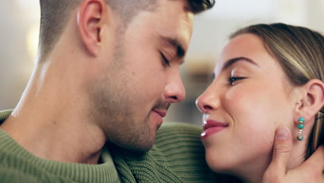 pareja, amor y beso en la cabeza en el sofá de casa