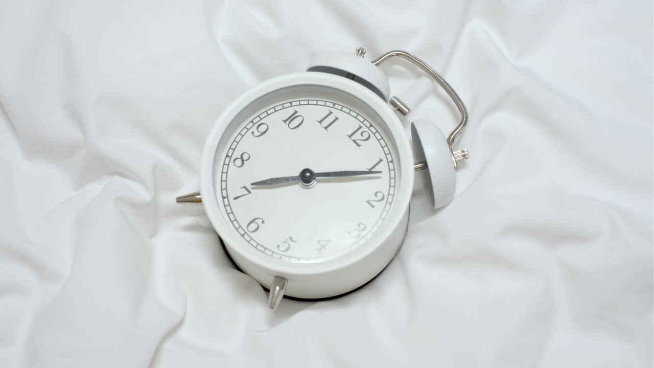 백색 배경의 알람 시계 클로즈업, 일찍 일어나는 개념.