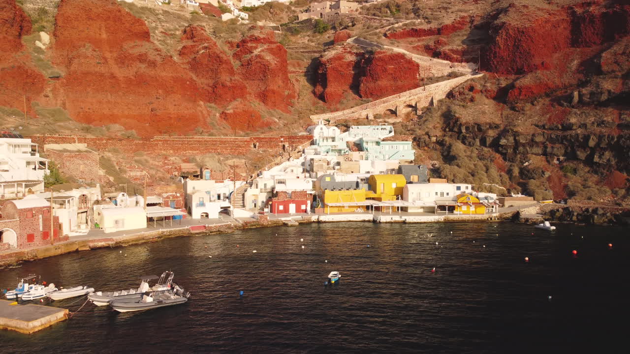 santorini, grecia, toma amplia de la bahía de amoudi, roca volcánica roja, suelo, erosión, vacaciones, agua clara, roca volcánica, isla volcánica, magma, la lava llega al océano, persecución de rocas, vidrio de mar