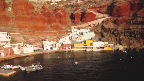 Santorini,-Griechenland,-Weitwinkelaufnahme-Der-Amoudi-Bucht,-Rotes-Vulkangestein,-Boden,-Erosion,-Urlaub,-Klares-Wasser,-Vulkangestein,-Vulkanisches-Wasser,-Vulkaninsel,-Magma,-Lava-Erreicht-Den-Ozean,-Felsjagd,-Seeglas