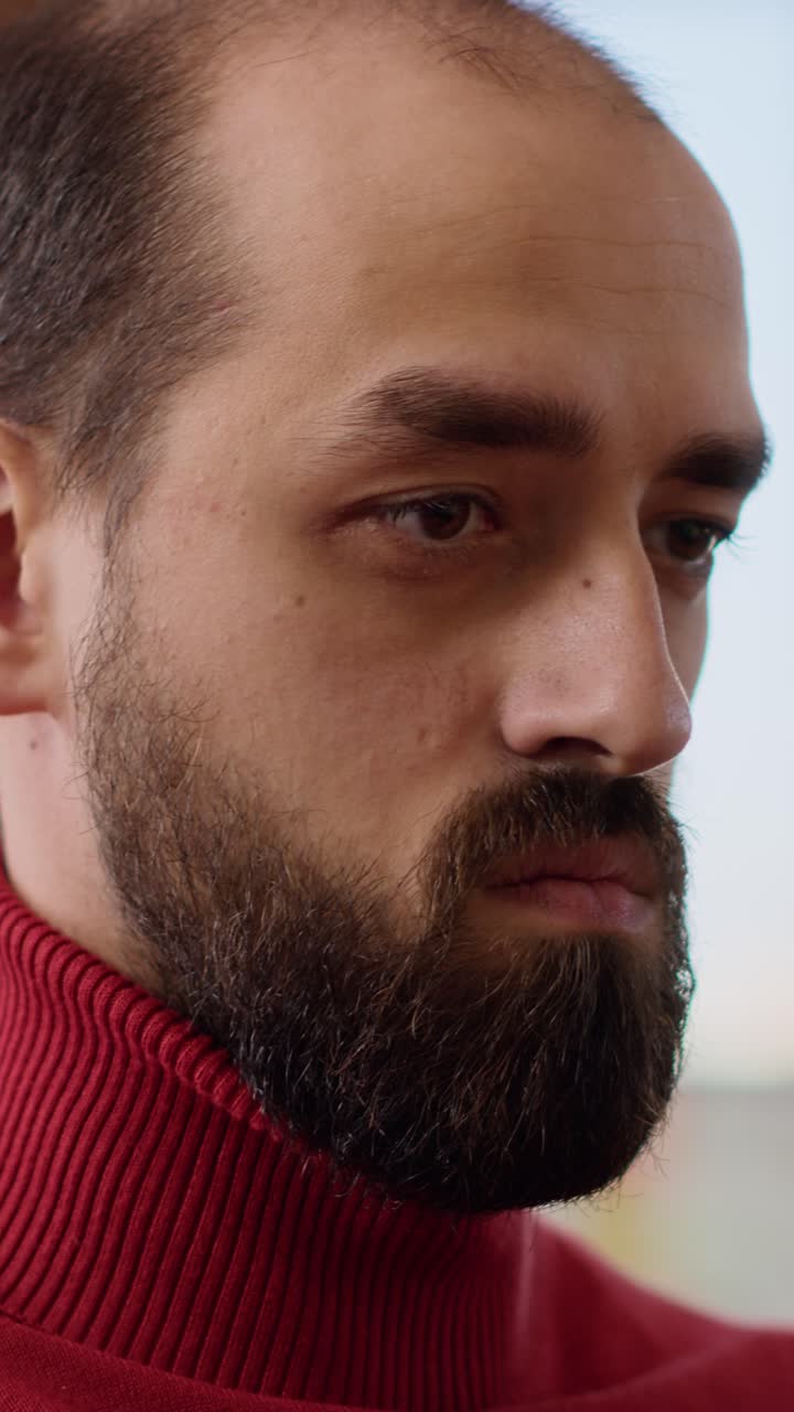Primo piano di un uomo con la barba